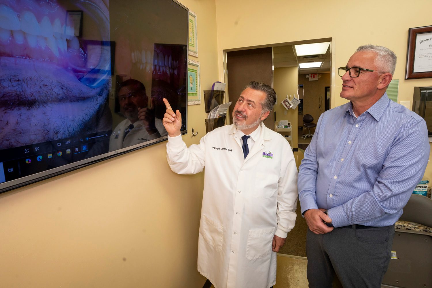 Dr. Gendler walks a patient through their imaging on screen
